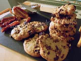 Biscotti salati al salame e pomodorini secchi, col burrolio