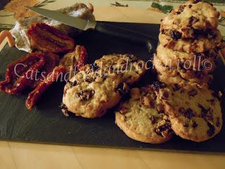 Biscotti salati al salame e pomodorini secchi, col burrolio