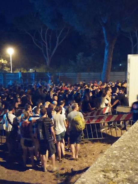 Ancora su Rock in Roma un anno dopo. Solo nella capitale un concerto si trasforma in un delirio con gente in lacrime vittima della disorganizzazione