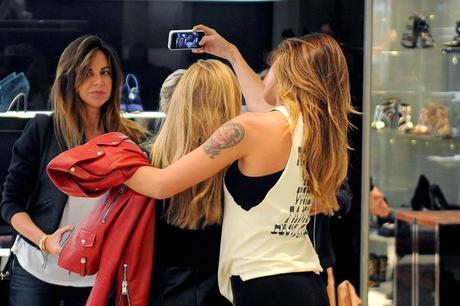 selfie-belen-rodriguez-mentre-fa-shopping