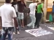 Video. metri Palazzo Chigi sotto grandi banche abusivi azzuffano posto. accadere solo Roma