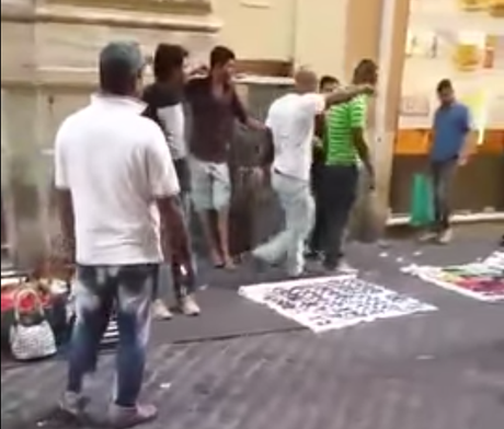 Video. A 50 metri da Palazzo Chigi e sotto le grandi banche gli abusivi si azzuffano per il posto. Può accadere solo a Roma