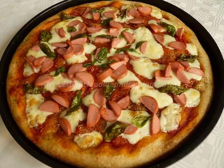 Pizza con farina integrale, pomodoro, wurstel, asiago e basilico
