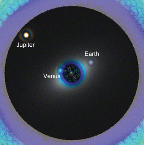 Simulazione di un sistema solare gemello al nostro ad una distanza di 13,5 parsec visto con HDST (telescopio spaziale di 12 metri di diametro)  e un coronografo che viene a nascondere la luce della stella per poter evidenziare i pianeti (Venere, Terra e Giove).   Crediti: L. Pueyo, M. N’Diaye. Pagina 43 di From Cosmic Birth to Living Earths, AURA. 