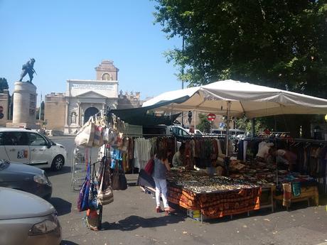 Porta Pia. Un luogo che dovrebbe essere sacro alla nazione trasformato in uno slum indocinese. La città ostaggio delle sue bancarelle