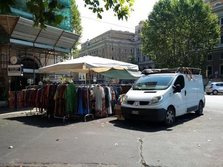 Porta Pia. Un luogo che dovrebbe essere sacro alla nazione trasformato in uno slum indocinese. La città ostaggio delle sue bancarelle