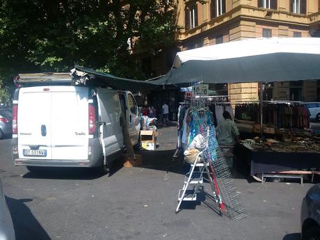 Porta Pia. Un luogo che dovrebbe essere sacro alla nazione trasformato in uno slum indocinese. La città ostaggio delle sue bancarelle