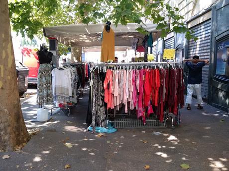 Porta Pia. Un luogo che dovrebbe essere sacro alla nazione trasformato in uno slum indocinese. La città ostaggio delle sue bancarelle