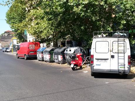 Porta Pia. Un luogo che dovrebbe essere sacro alla nazione trasformato in uno slum indocinese. La città ostaggio delle sue bancarelle