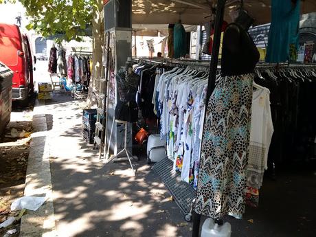 Porta Pia. Un luogo che dovrebbe essere sacro alla nazione trasformato in uno slum indocinese. La città ostaggio delle sue bancarelle