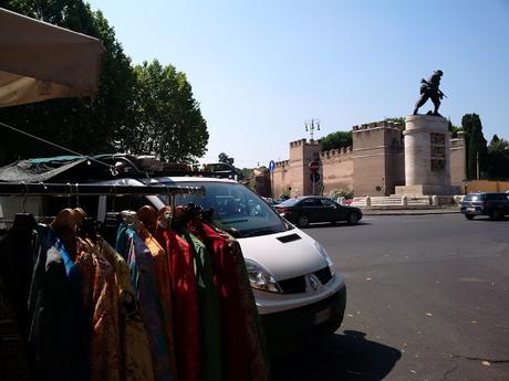 Porta Pia. Un luogo che dovrebbe essere sacro alla nazione trasformato in uno slum indocinese. La città ostaggio delle sue bancarelle