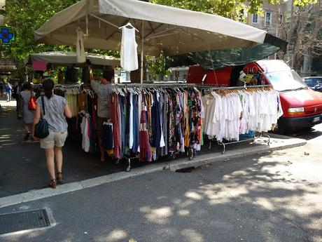 Porta Pia. Un luogo che dovrebbe essere sacro alla nazione trasformato in uno slum indocinese. La città ostaggio delle sue bancarelle