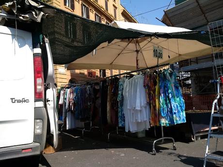 Porta Pia. Un luogo che dovrebbe essere sacro alla nazione trasformato in uno slum indocinese. La città ostaggio delle sue bancarelle