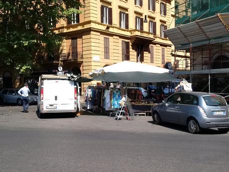 Porta Pia. Un luogo che dovrebbe essere sacro alla nazione trasformato in uno slum indocinese. La città ostaggio delle sue bancarelle