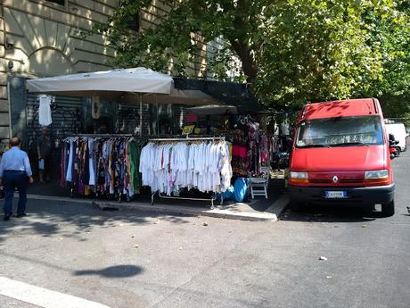 Porta Pia. Un luogo che dovrebbe essere sacro alla nazione trasformato in uno slum indocinese. La città ostaggio delle sue bancarelle