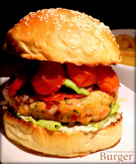 BURGER di gamberi con avocado e pomodorini confit