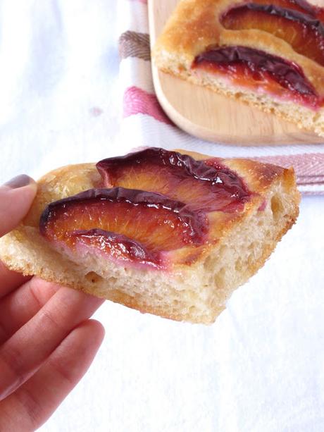 Focaccia a lievitazione naturale con pesche noci