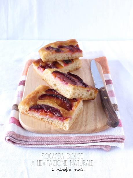 Focaccia a lievitazione naturale con pesche noci