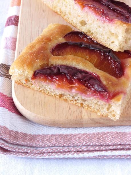 Focaccia a lievitazione naturale con pesche noci