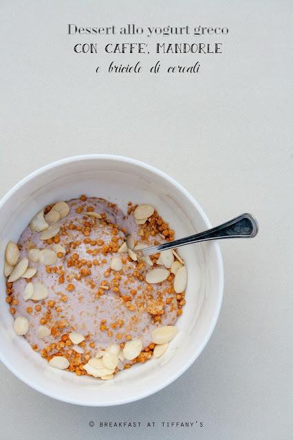 Dessert allo yogurt greco con caffè, mandorle e briciole di cereali / Coffee, almonds and chopped cereal cookies greek yogurt