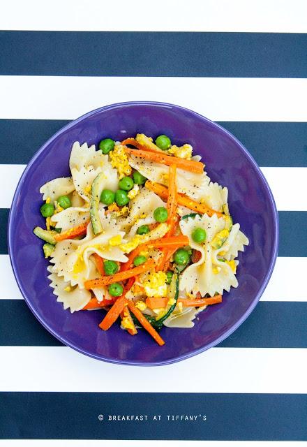 Pasta estiva con carote, piselli, zucchine e uova / Carrot, zucchini, peas and egg pasta recipe