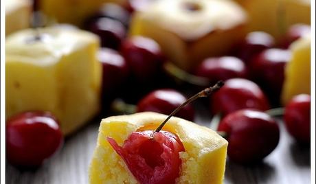 Quadrotti al Limone con Ciliegie e Cioccolato Bianco