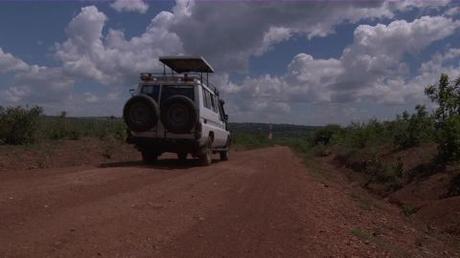 874667312-jeep-tanzania-turista-nuvola