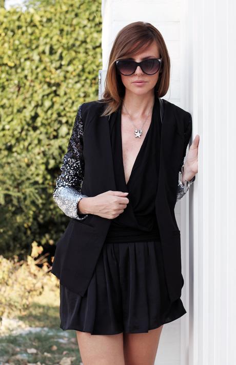 Total look nero con giacca in paillettes nere e argento