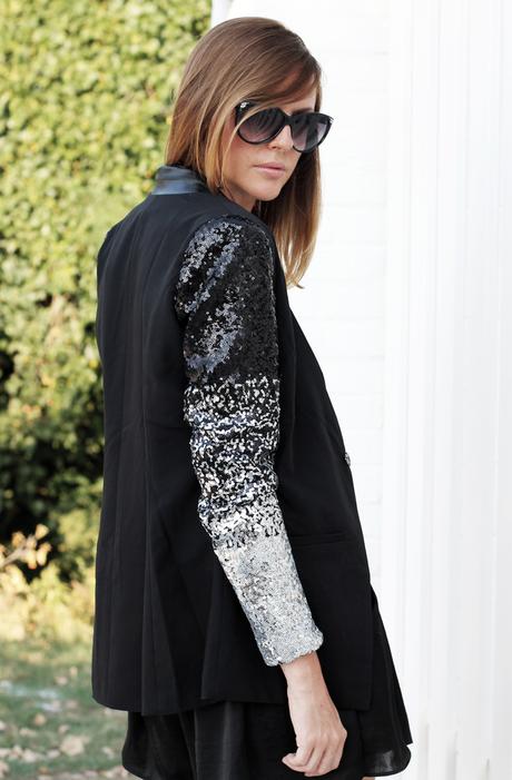 Total look nero con giacca in paillettes nere e argento