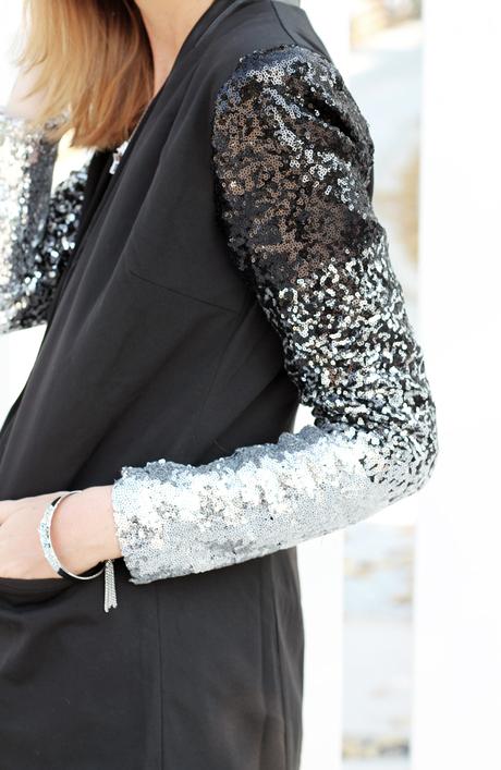 Total look nero con giacca in paillettes nere e argento