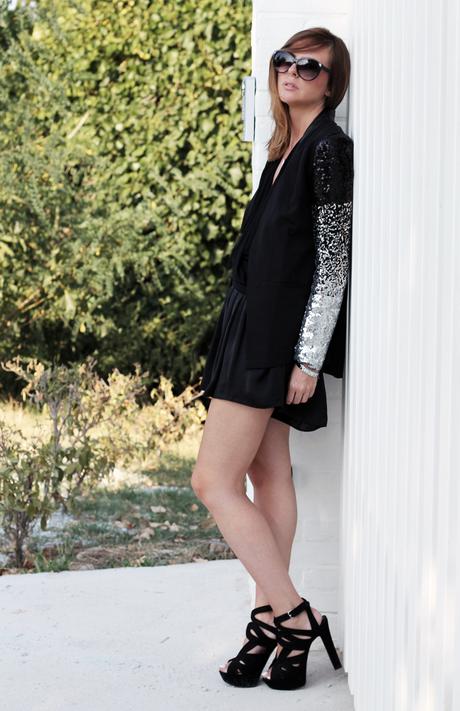 Total look nero con giacca in paillettes nere e argento