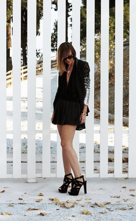 Total look nero con giacca in paillettes nere e argento