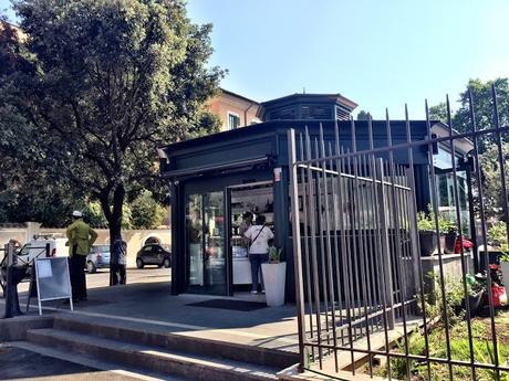 Ecco il sistema per salvare ville e parchi minori di Roma. Modello Lisbona: chioschi di qualità con la responsabilità di tenere in ordine. Nulla di più facile, eppure...