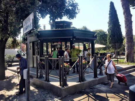 Ecco il sistema per salvare ville e parchi minori di Roma. Modello Lisbona: chioschi di qualità con la responsabilità di tenere in ordine. Nulla di più facile, eppure...