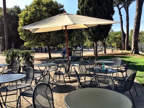 Ecco il sistema per salvare ville e parchi minori di Roma. Modello Lisbona: chioschi di qualità con la responsabilità di tenere in ordine. Nulla di più facile, eppure...