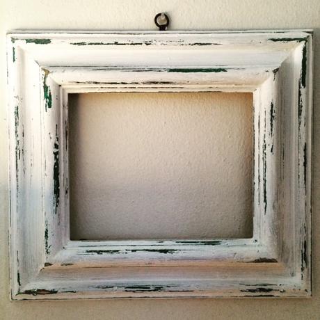 Riciclo creativo: realizzare una cornice shabby chic a due colori.