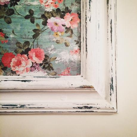 Riciclo creativo: realizzare una cornice shabby chic a due colori.