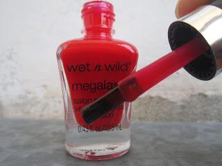 WetnWild: smalto Red a Good Book (swatches)