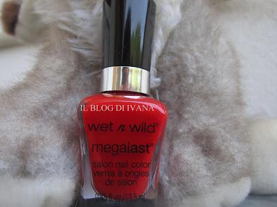 WetnWild: smalto Red a Good Book (swatches)