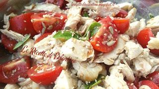 Insalata di pomodoro e mozzarella con pollo e semi di girasole e sesamo