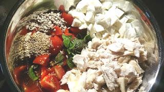 Insalata di pomodoro e mozzarella con pollo e semi di girasole e sesamo