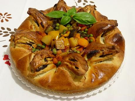 Corona di pane al latte con lievito madre, zucchine, melanzane e peperoni