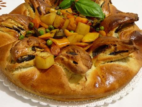 Corona di pane al latte con lievito madre, zucchine, melanzane e peperoni