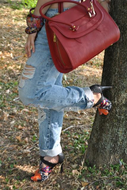 outfit borsa rossa come abbinare la borsa rossa abbinamenti borsa rossa borsa rossa street style bracciali diseguale sandali etnici boyfriend jeans strappati red bag outfit red bag how to wear red bag red bag street style red bag inspiration ethnic sandals boyfriend ripped jeans mariafelicia magno fashion blogger color block by felym accessori estate 2015 accessori estivi fashion blog italiani fashion blogger italiane blog di moda blogger italiane di moda 