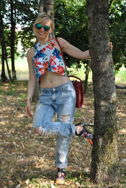 come abbinare il crop top jeans boyfriend abbinati al crop top jeans strappati abbinati al crop top crop top stampa a fiori abbinato ai boyfriend jeans mariafelicia magno fashion blogger colorblock by felym fashion blog italiani fashion blogger italiane blog di moda outfit 22 luglio 2015 outfit estivi outfit estate 2015 outfit estivi donna outfit casual donna normcore outfit boyfriend outfit street style crop top outfit street style jeans strappati come abbinare i jeans strappati how to wear boyfriend jeans how to combine boyfriend jeans floral crop top outfits 