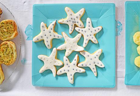 biscotti a stella marina decorati con perle di zucchero