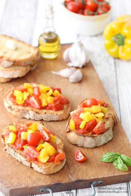 Bruschette con pomodoro e peperoni