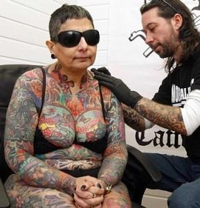 Si fa tatuare la vagina e filma il tutto! La folle moda dei tattoo colorati fa impazzire le milf - Vagina tattoo  mad fashion of milf