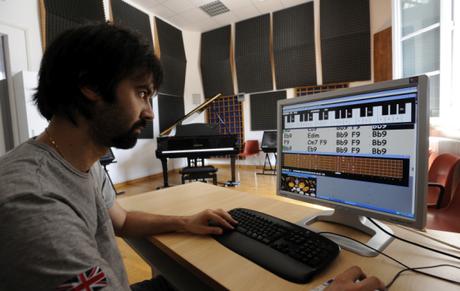 Siena, ITA, 27.07.2008: Die -Seminari Senesi di Musica Jazz- finden seit 38. Jahren jeden Sommer und fuer zwei Wochen in Siena statt. Sie bieten an 200 jungen Musiker die Moeglichkeit  von renommierten  italienischen jazzern und Musikhistoriker Unterricht zu bekommen. Schueler vor einem Bildschirm, alle Unterrichtsraeumen sind mit HiFi Anlage, Computer und hellhoerig. | Siena, ITA, 27.07.2005: For years Siena jazz has been recognised as a qualified teaching reality and national reference point for jazz specialisation, high qualification courses and the professional formation of its participants aiding their entrance into professional jazz and contemporary music scene. |