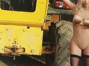 Kardashian incinta posa trash lingerie